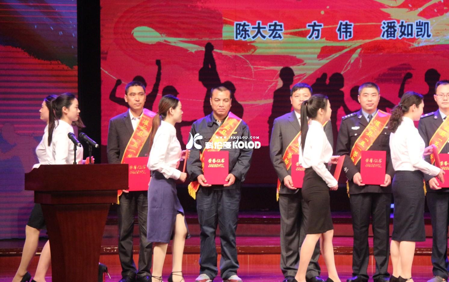 灌云縣在縣影劇院隆重舉行慶祝五一勞動(dòng)節大會(huì )